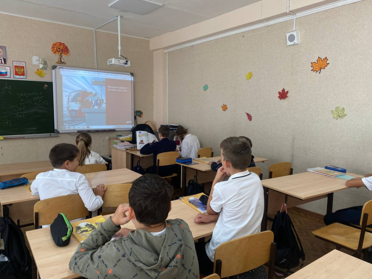 Уступи дорогу поездам.